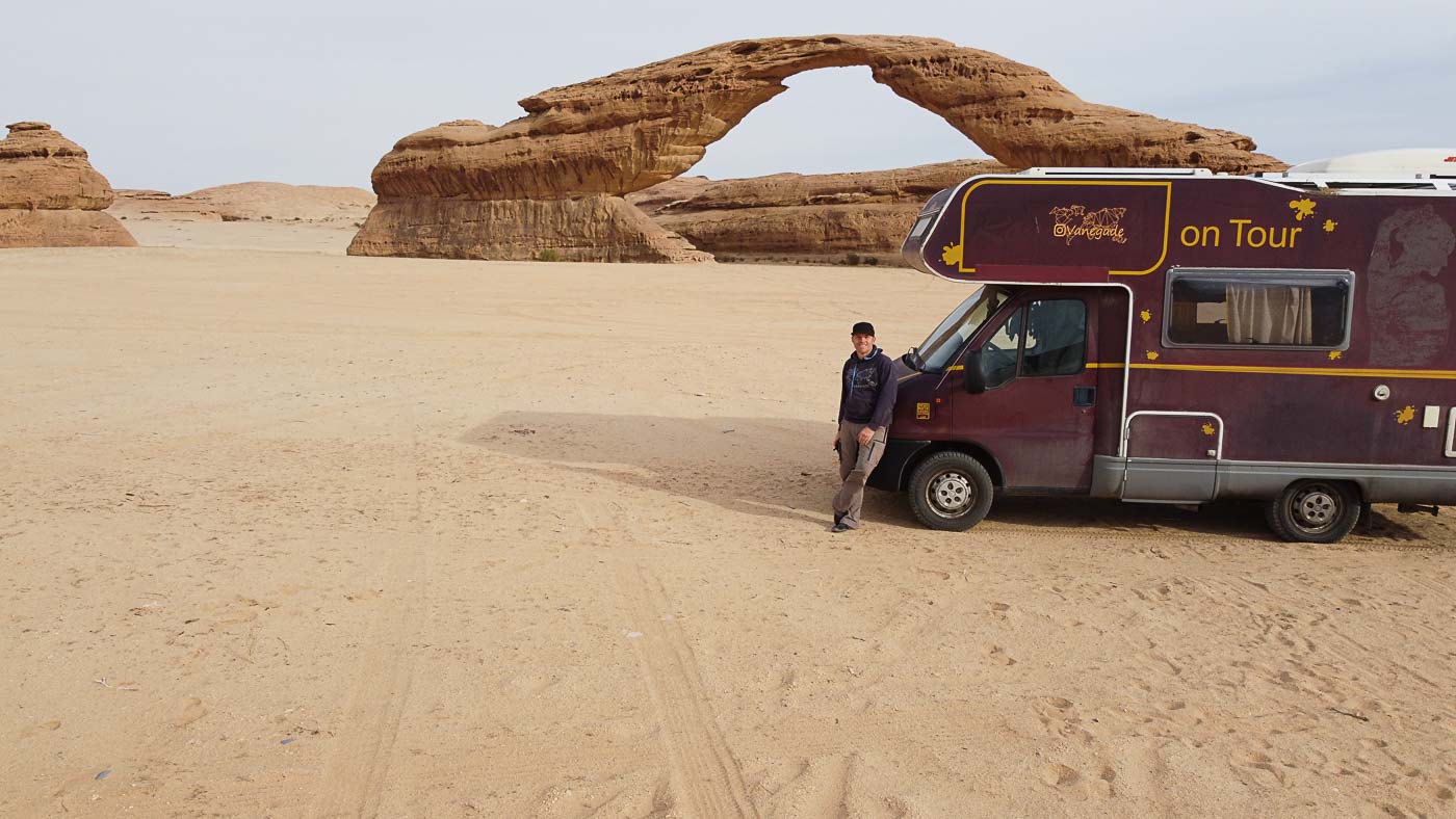 Fabian Israel mit dem Wohnmobil Wanda vor dem Rainbow Rock in Saudi-Arabien