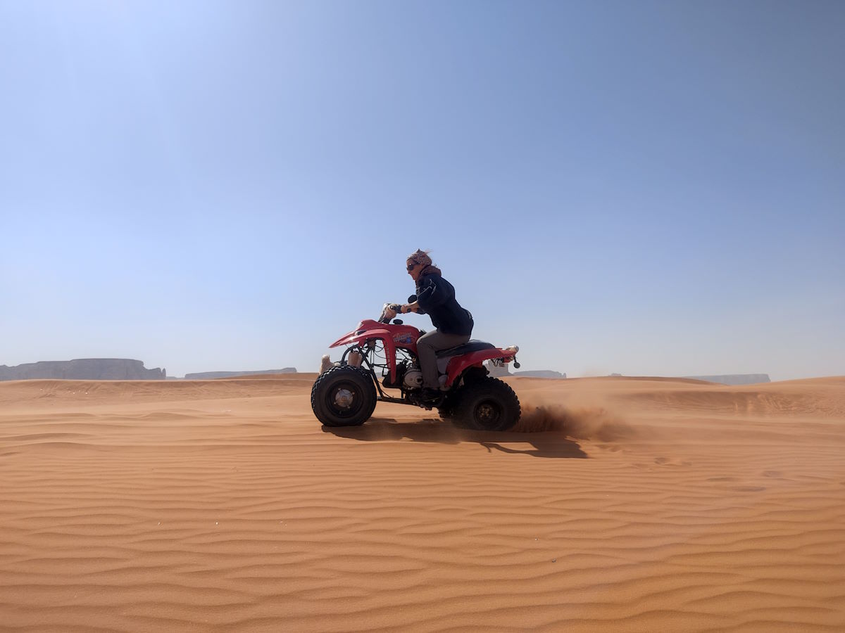 Spass im Sand der Red Sand Dunes