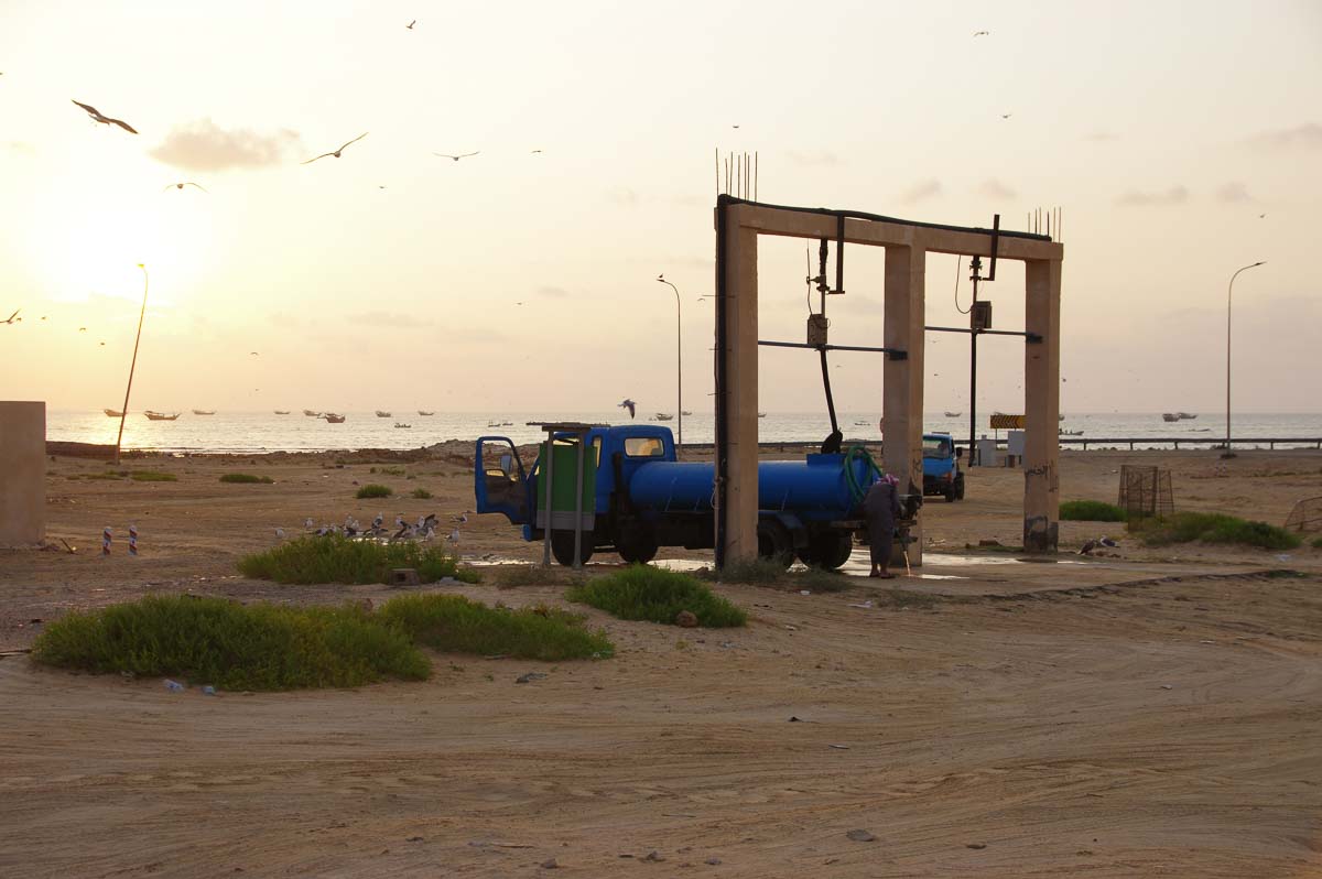 Befüllung eines Tanklasters mit Trinkwasser im Oman