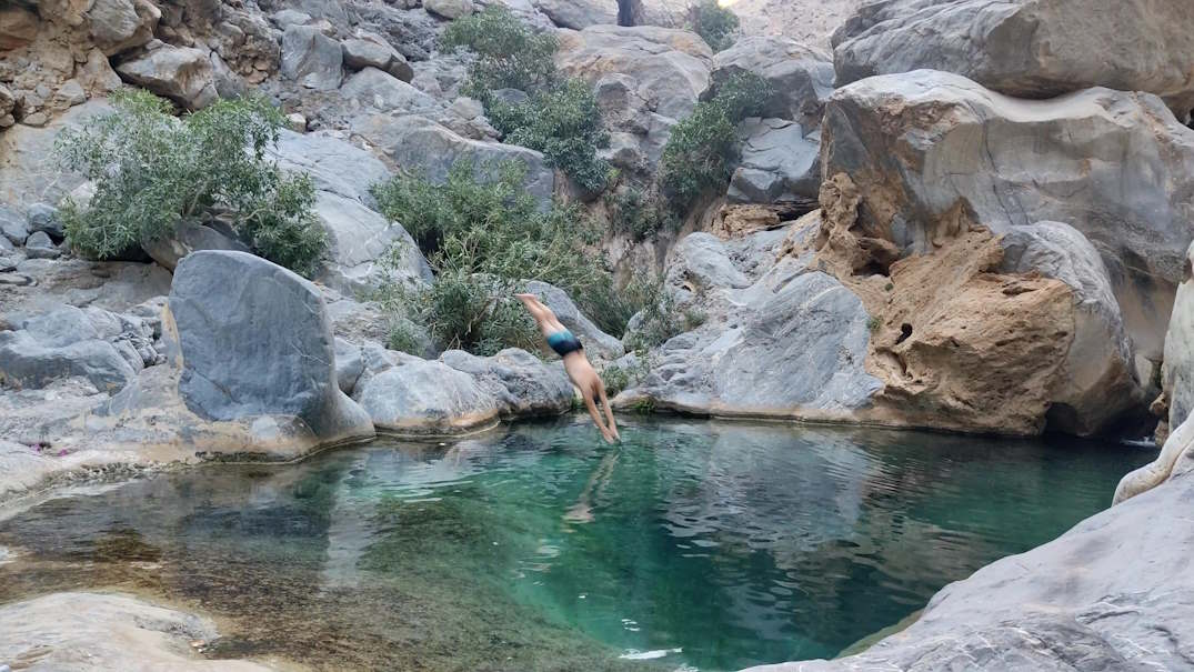 Ein Sprung in den Pool des Wadi Quari erfrischt