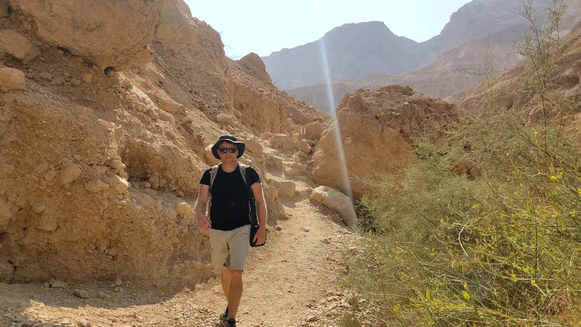 Beim Wandern in Wadis solte auf Sonnenschutz und ausreichend Wasser geachtet werden. Die Bedingungen sind nicht zu unterschätzen!