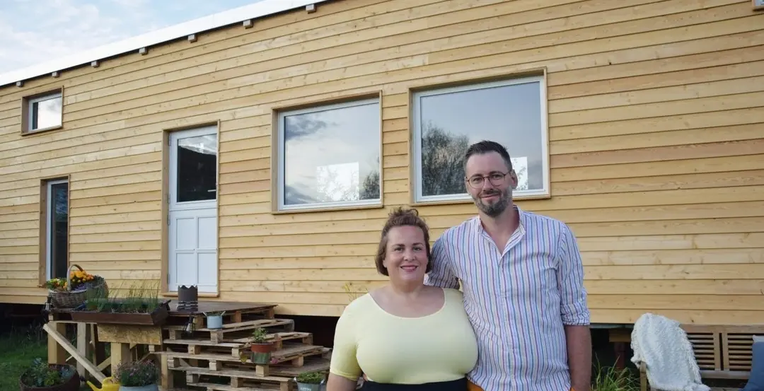 Caro & Mathias: Wenn es das Schicksal anders will – Wie aus Reisenden Holz Nomaden wurden