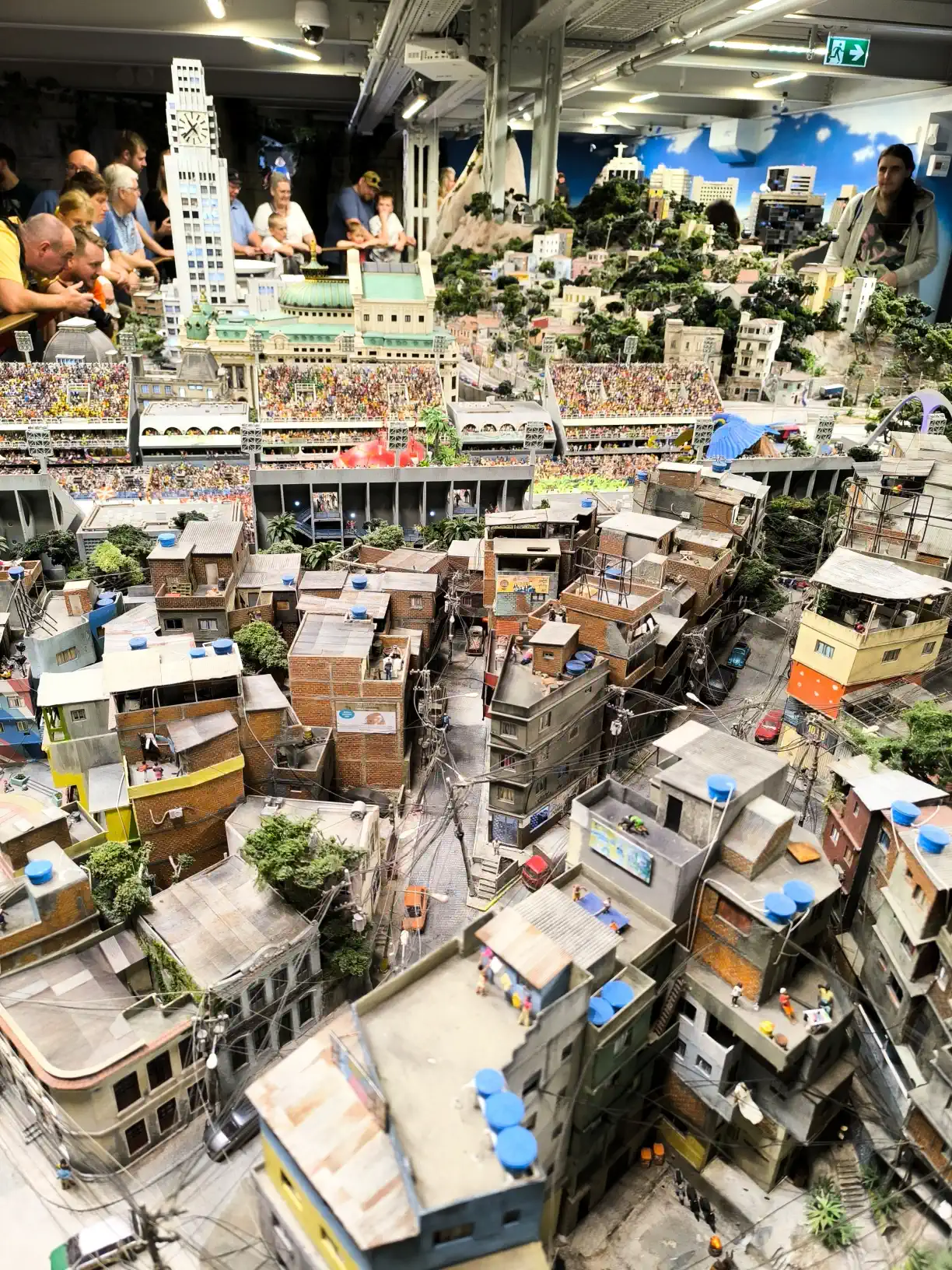 Miniatur Wunderland Favela Brasilien Eine Familie mit ihren Fahrrädern in Sibiu
