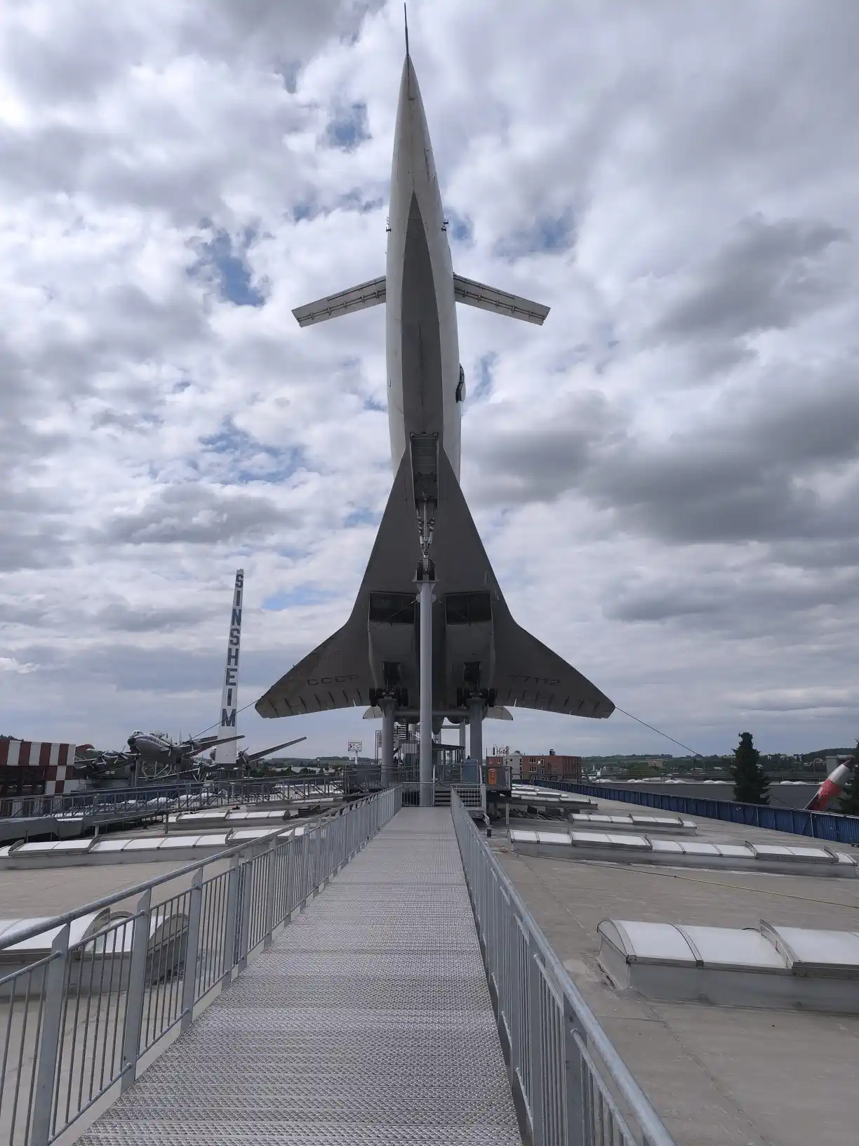 Technikmuseum Sinsheim Tupolev TU-144 Wohnmobil in der Wüste des Oman mit Kamelen