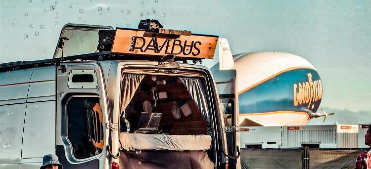 Vanlife Vibes aus dem RaveBus: Christian hat sein Klavier und Mischpult immer dabei