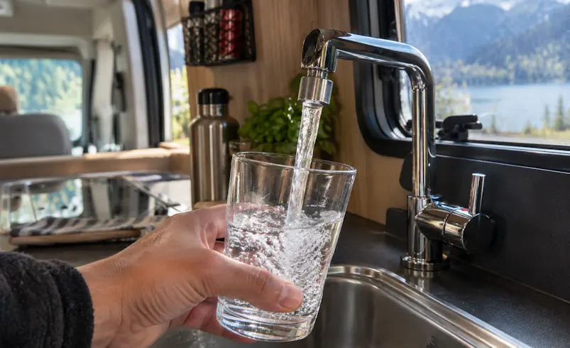 Wasserglas direkt am Wasserhahn im Wohnmobil f&uuml;llen