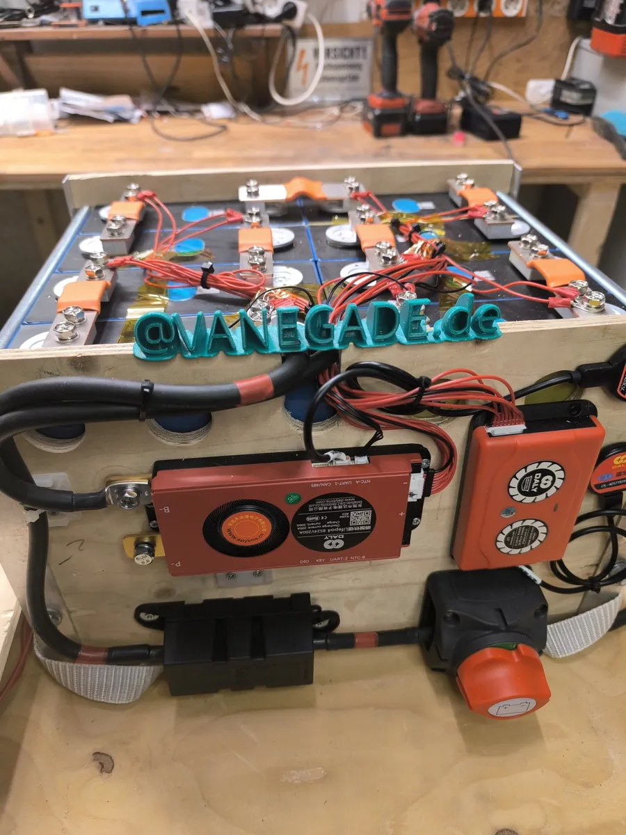 Selbst gebaute 24-V-LiFePO4-Batterie mit BMS, Hauptschalter und H07RN-F-Leitungen im Expeditionsmobil