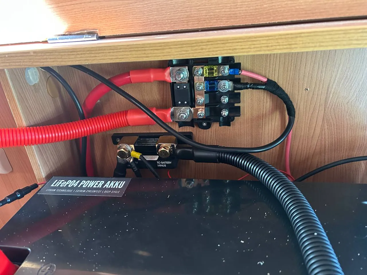 Sicherungsverteiler mit MEGA- und MIDI-Sicherungen im Wohnmobil, darunter der Victron SmartShunt